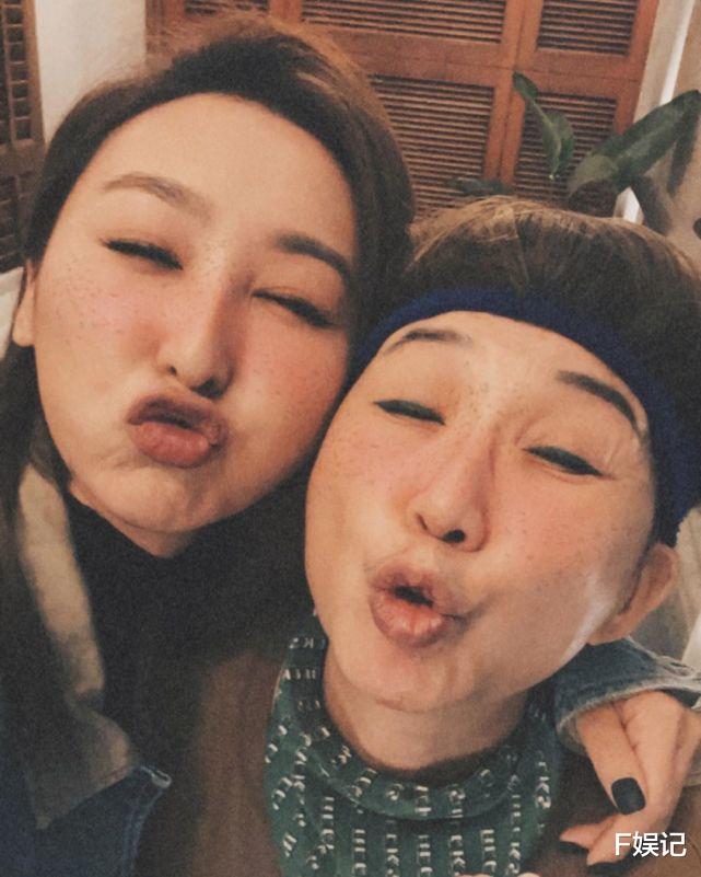 高海宁|TVB女艺人高海宁一家人开心吃饭为爸爸庆生 一家五口的样貌很相似