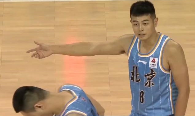 方硕|恶意废人犯规？31岁方硕撞飞杨皓喆，致王梓旭飞出三米远