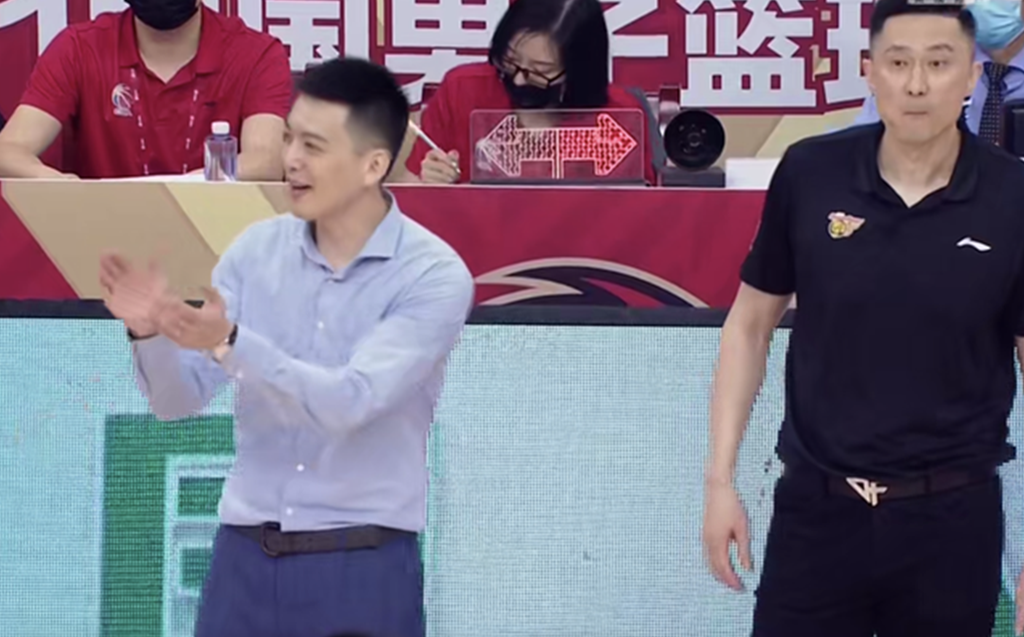 广东男篮|总冠军的礼遇！广东男篮回家被球迷欢迎，赵睿人气输给39岁大功臣