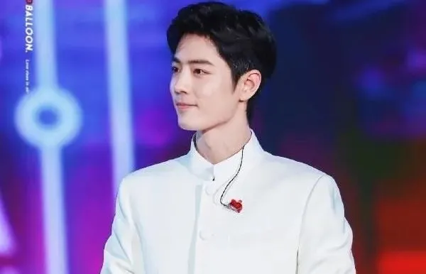 张新成|燃爆了！肖战现身成龙国际电影周，与成龙一起演唱《中华力量》