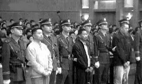 警察 昆明特大杀人劫车团伙一同作案，8名嫌疑人杀作案多达25起