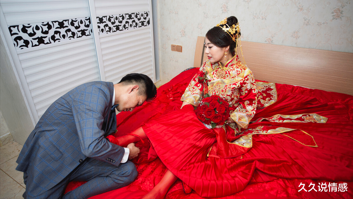 久久说情感|女方亲戚6人堵门索要20条中华，新郎答应马上去买，结果一去不回