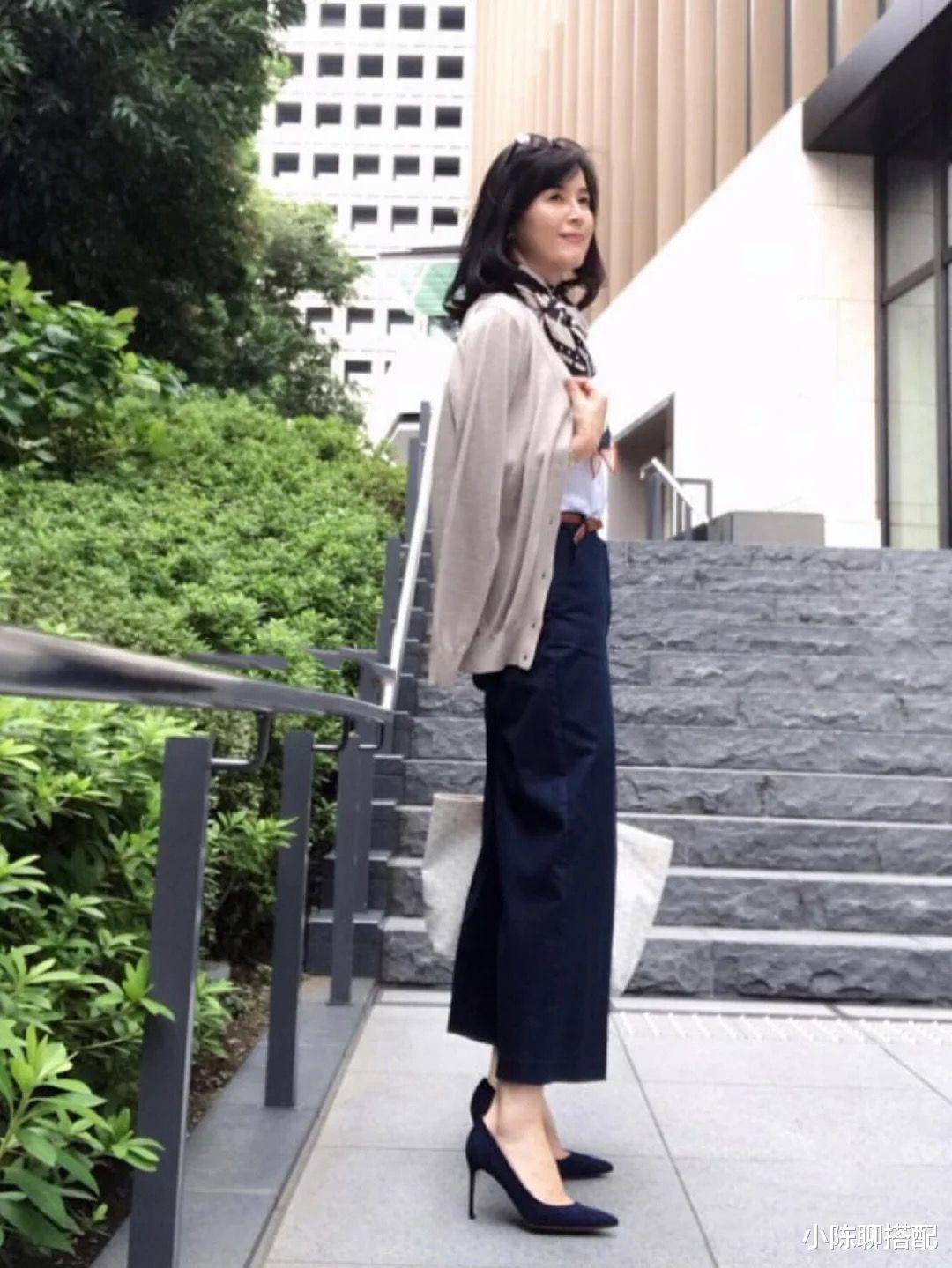 小陈聊搭配|这才是中年女性该有的穿搭：收腰上衣+半身裙，优雅减龄美极了