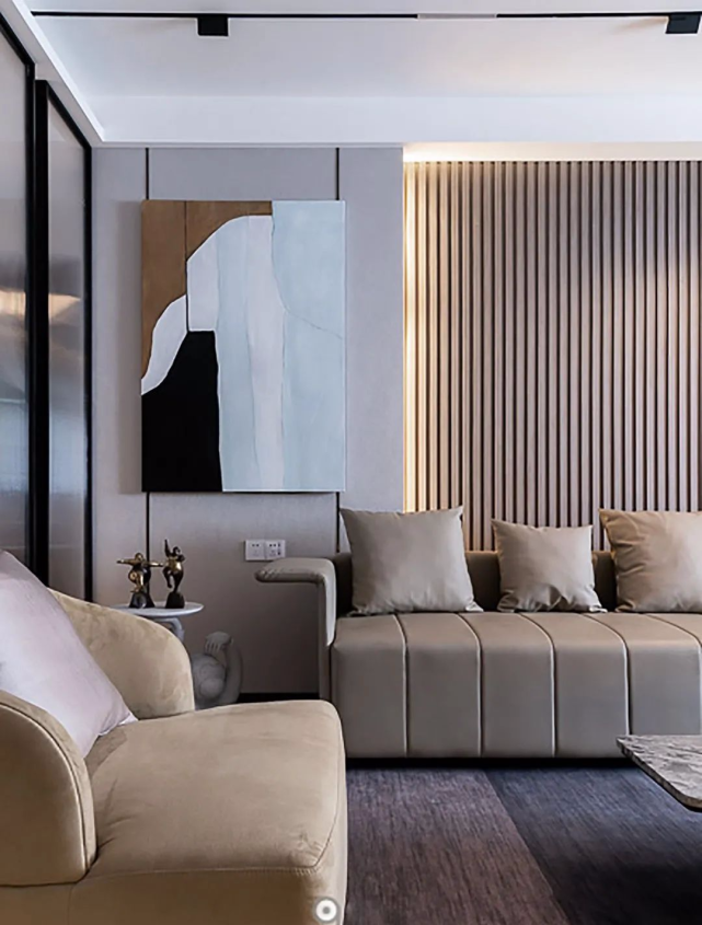 |158平现代风格装修，木格栅沙发墙、黑白灰卫生间，无主灯客厅