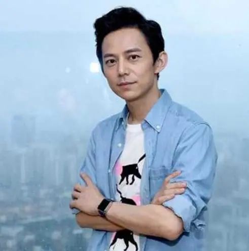 何炅|“何炅事件”再升级,网友曝曾看到同样一幕,上前打招呼遭白眼