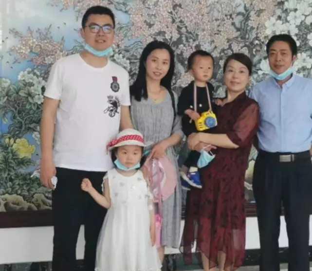 梅高兴谈娱乐 田静晒奇奇悦悦老照片获网友称赞:一看就是奶奶许敏的亲孙子