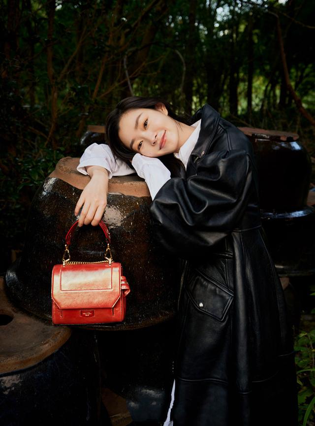 宋轶|宋轶曝冬日森林暖光大片 光影变幻间诠释优雅格调