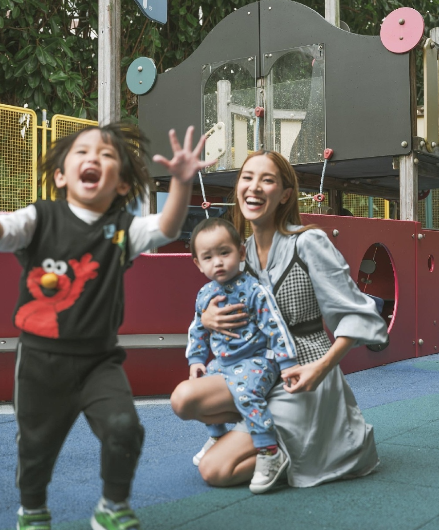 郑嘉颖|郑嘉颖90后娇妻携子拍广告，母子三人温馨互动，兄弟俩镜头感十足