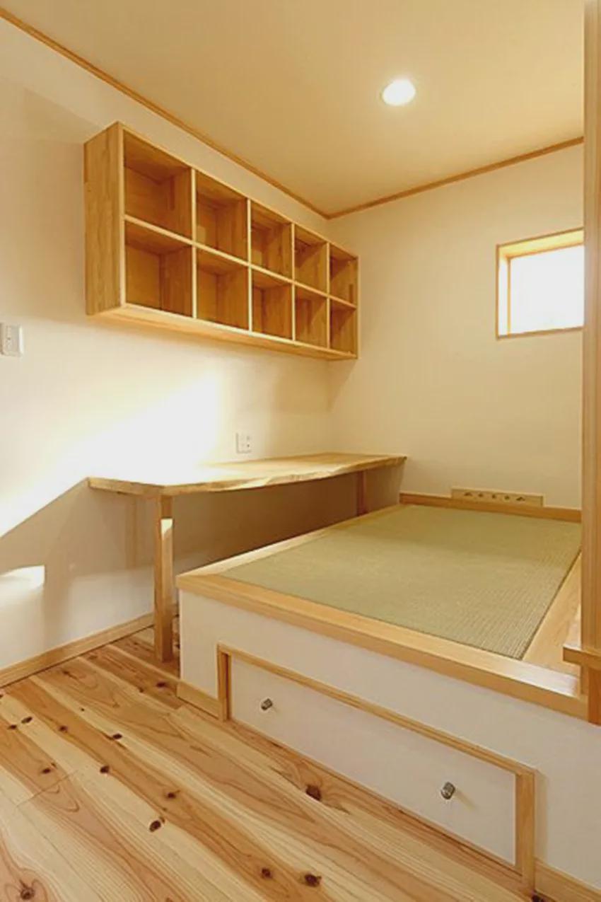 能这么装榻榻米的我也是头次见，拐角掏空装悬空书桌，当床又当椅