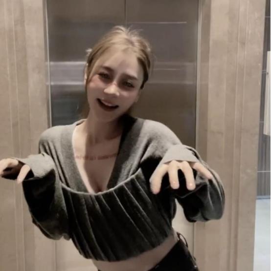 范齐全|曹云金前妻浴室热舞,穿短衣秀蛮腰,离婚2年独自带女生活更自在