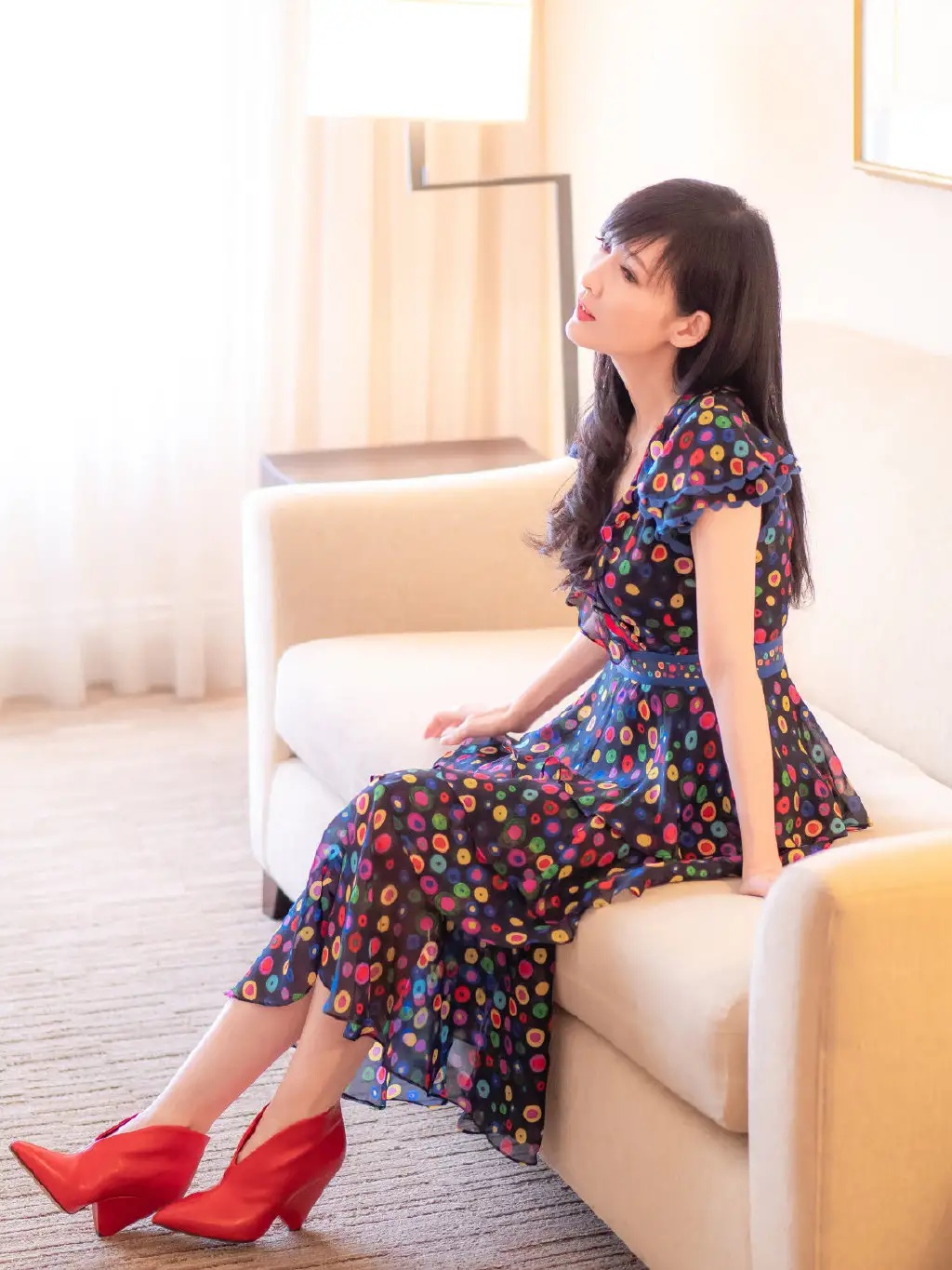 全球时尚号|“冻龄女神”周慧敏，穿绿色格纹裙如少女，“婴儿”肌太令人羡慕