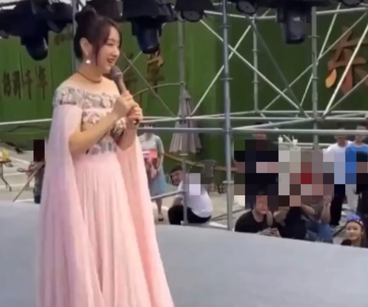 杨钰莹|杨钰莹都是过时过气的老歌手了，在工地上露天商演，也不掉价！