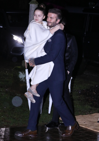 哈珀·贝克汉姆|贝克汉姆轻松背起10岁女儿！小七长发披肩有女神范，圆脸变小一圈