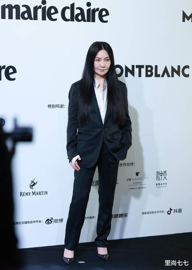 央视|央视“六公主”主持团首合体！统一蓝装太养眼，董卿接班人居C位