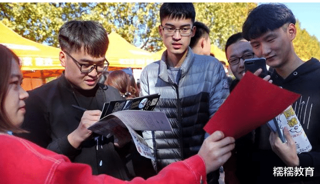 短视频|企业招聘带“有色眼镜”，三本专升本不被认可，学生该如何自救？