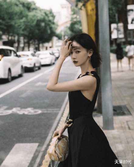 |吴谨言才是真“纸片人”身材,一身黑裙配红唇,摩登风情真迷人