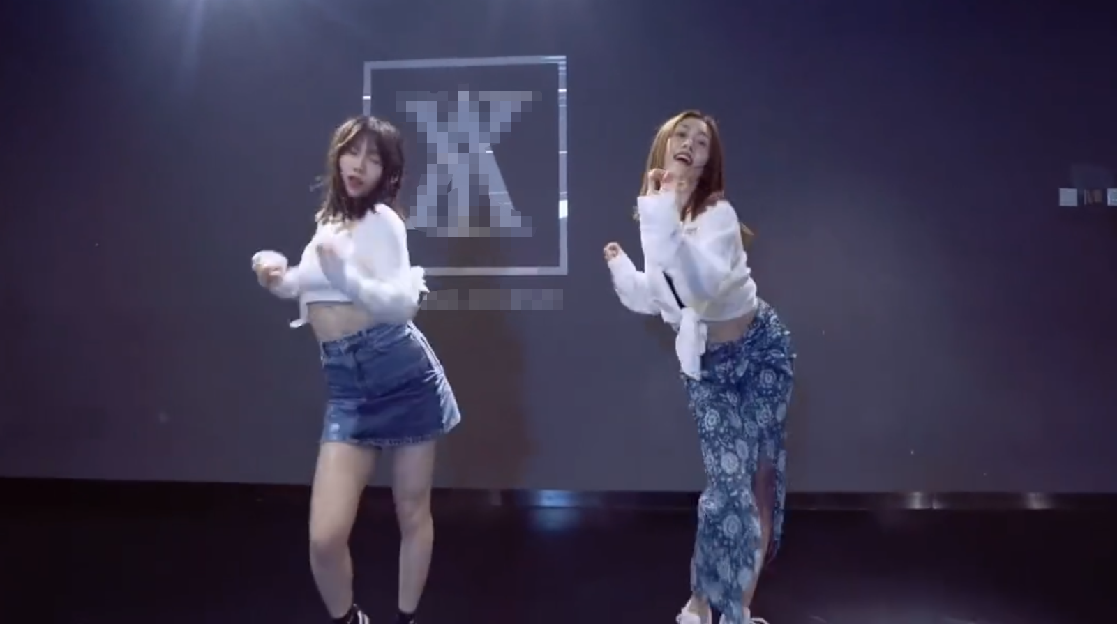 刘芸|刘芸在练功房苦练舞蹈，将白衬衣绑在腰间，舞姿婀娜尽显小蛮腰！