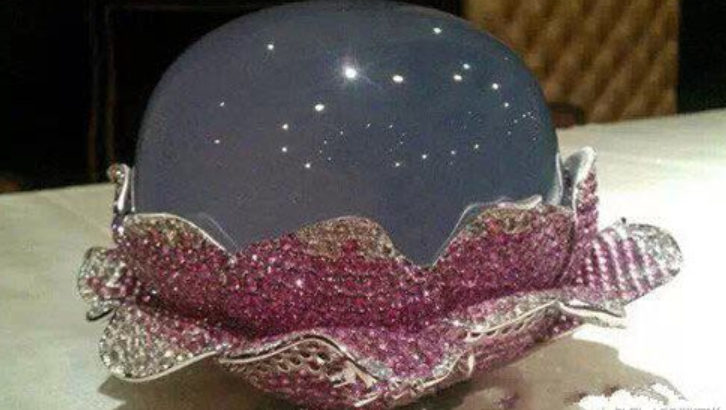 紫罗兰翡翠|绝对的视觉盛宴!最大玻璃种紫罗兰翡翠,价值6亿却有个大毛病?