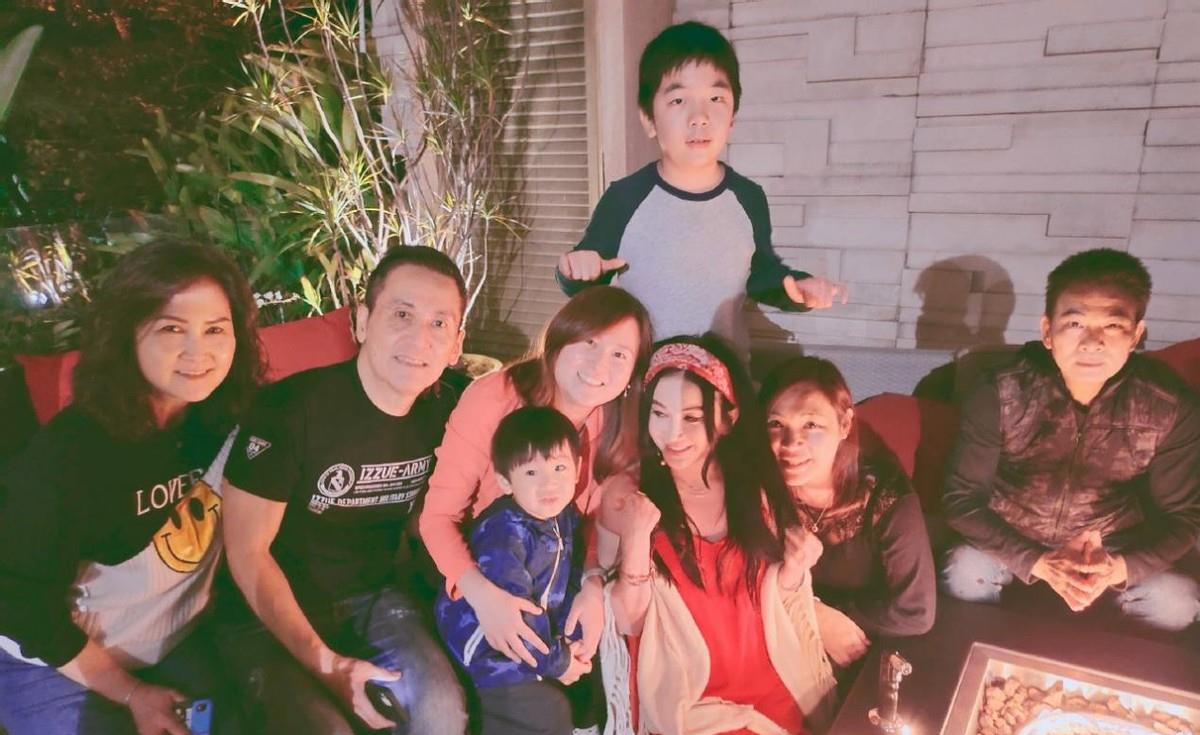 |温碧霞晒出豪宅内骑马的照片,房子内部装修奢华,院子里布满绿植