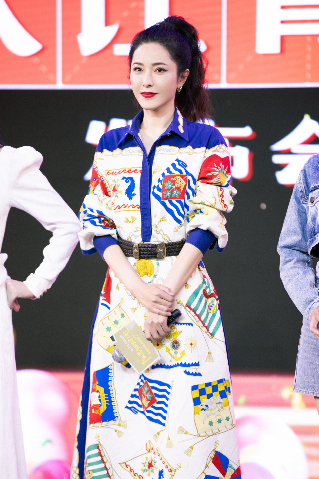 连衣裙|原来曾黎至今还未婚，难怪保养得那么好，身穿印花连衣裙高级减龄