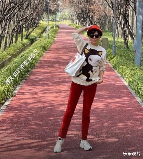 刘嘉玲|刘嘉玲在油菜地里拍照，戴红色围巾像大妈，和普通妇女没区别