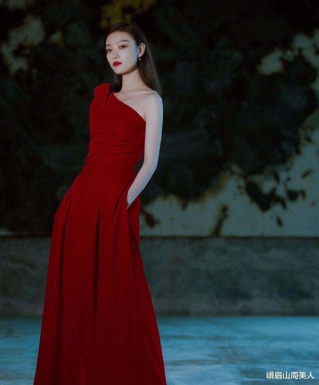 峨眉山周美人|今夏火了一种颜色叫：荔枝红，显白又优雅，明星早就穿上了