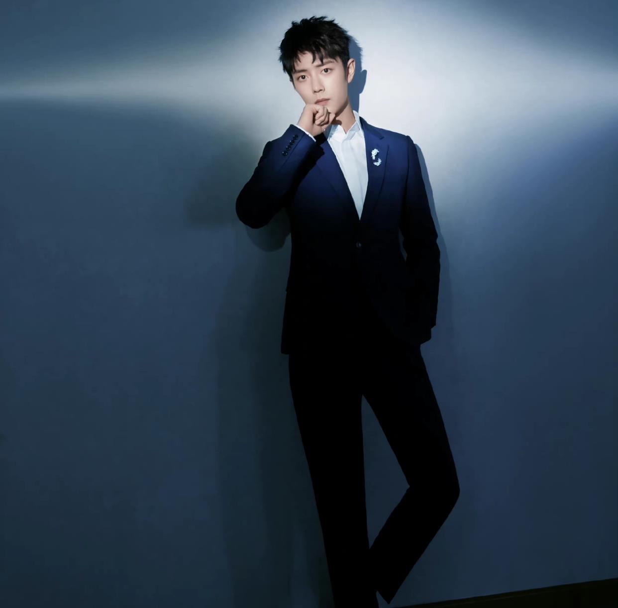 肖战|肖战一夜爆红！品牌们都商量好在亚洲第一大屏轮番循环广告大片