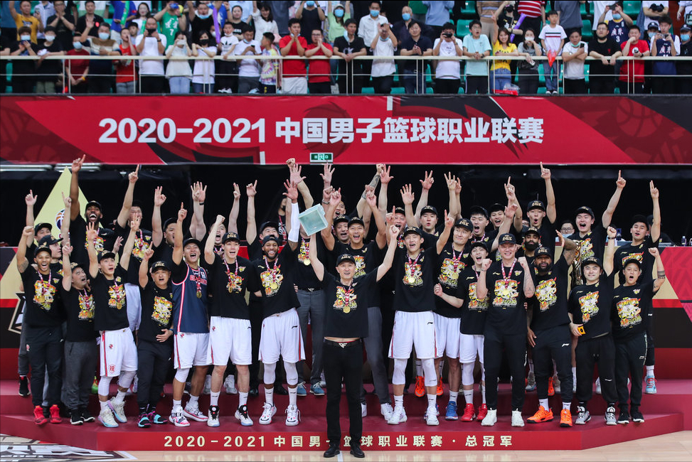 广东男篮|严惩主裁判杨宏峰！2次争议判罚失底线，姚明必重罚才能平民愤