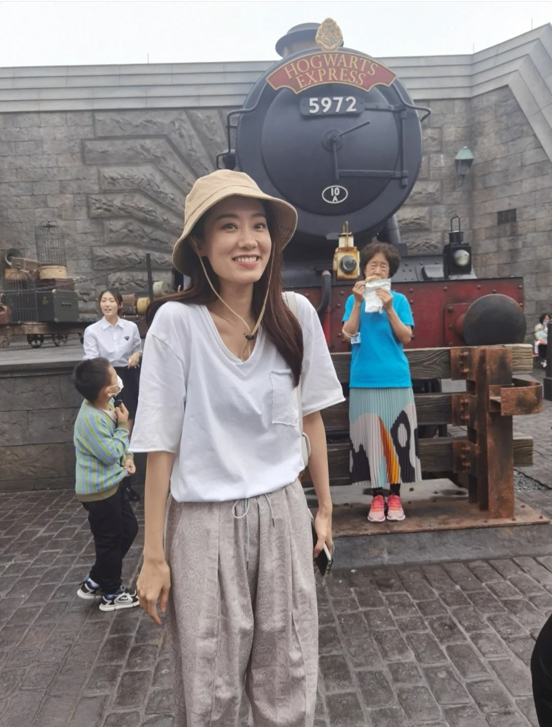 一街拍|网友影城偶遇贾玲张小斐，贾玲扎小辫子，张小斐戴帽耸肩好呆萌