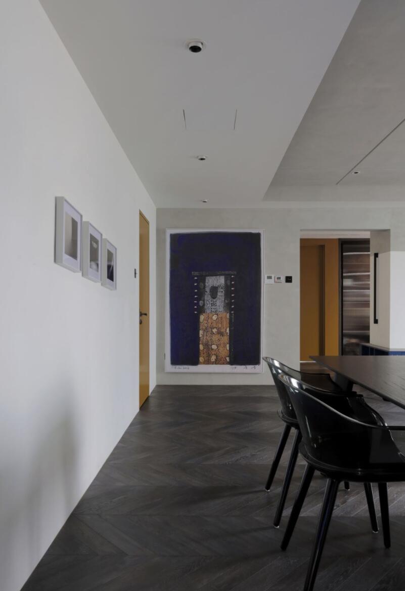 为追求极简,他坚持不要踢脚线,新房完工后,高级又显品味