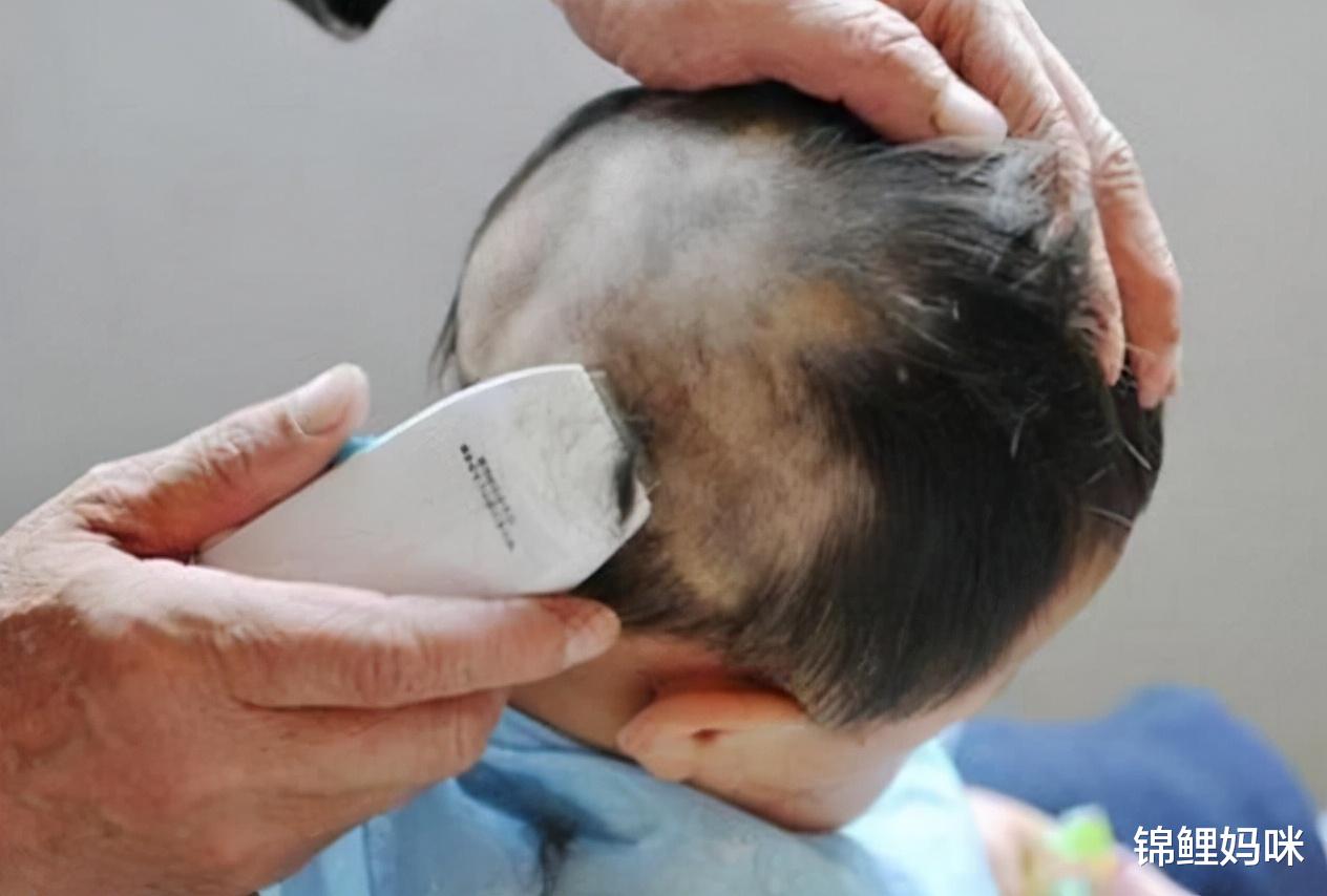 锦鲤妈咪|“一报还一报”?男孩剃掉妈妈头发,宝妈醒后大哭:会被人笑死的