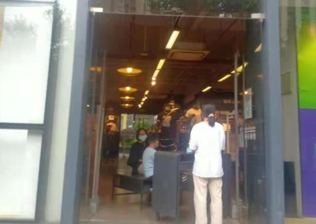 四叶草海之恋|云南农民工给儿子买耐克遭歧视,店员抢走衣服,妻子理论被抓伤