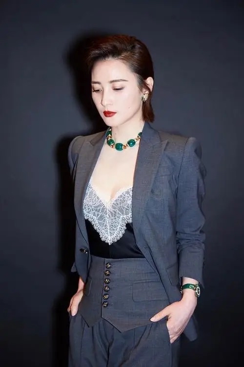 发型|蒋勤勤差点翻车，穿裸色长裙配“大妈发型”，全靠高颜值撑起气质