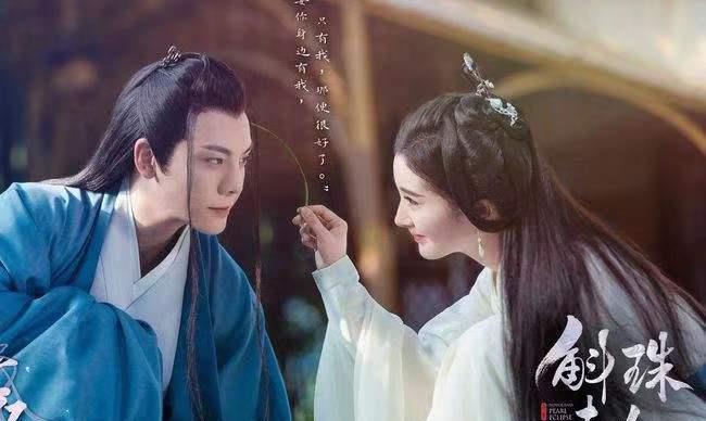 杨幂|大幂幂很出色，杨幂不仅事业蒸蒸日上，爱情桃花朵朵开！