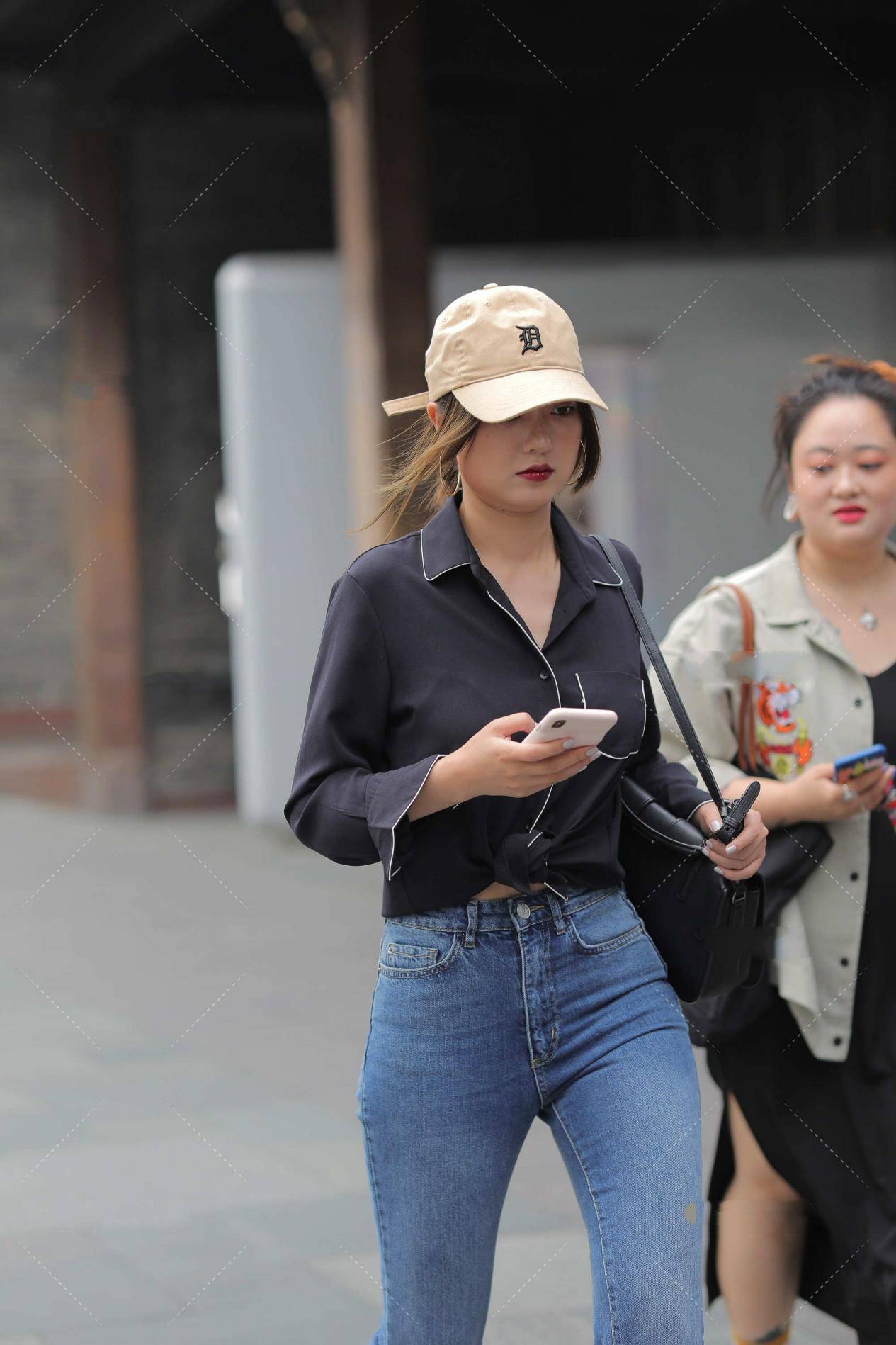 牛仔裤|衬衫加牛仔裤，搭配一款简单大气的鸭舌帽，潮酷十足