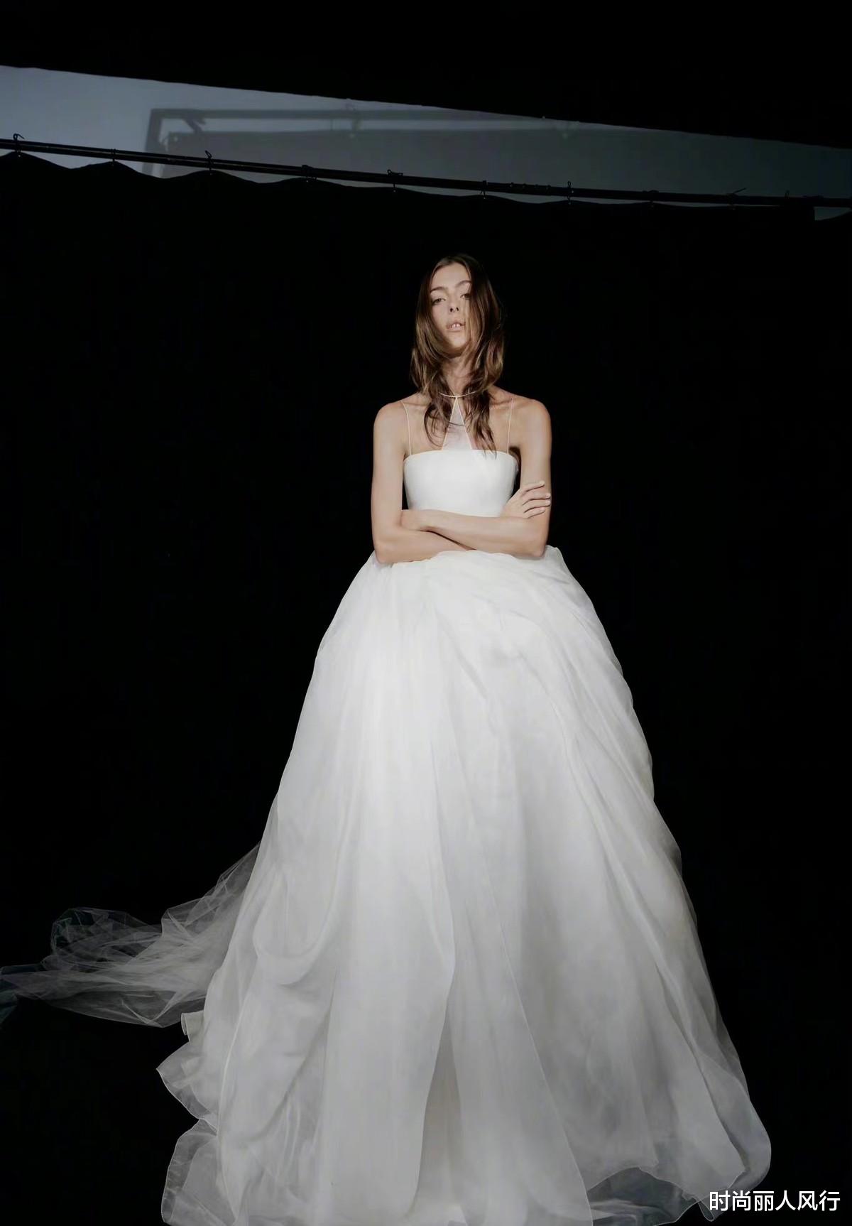 时尚丽人风行 72岁“婚纱女王”王薇薇亲自上阵!穿婚纱拍大片,扮新娘个性十足