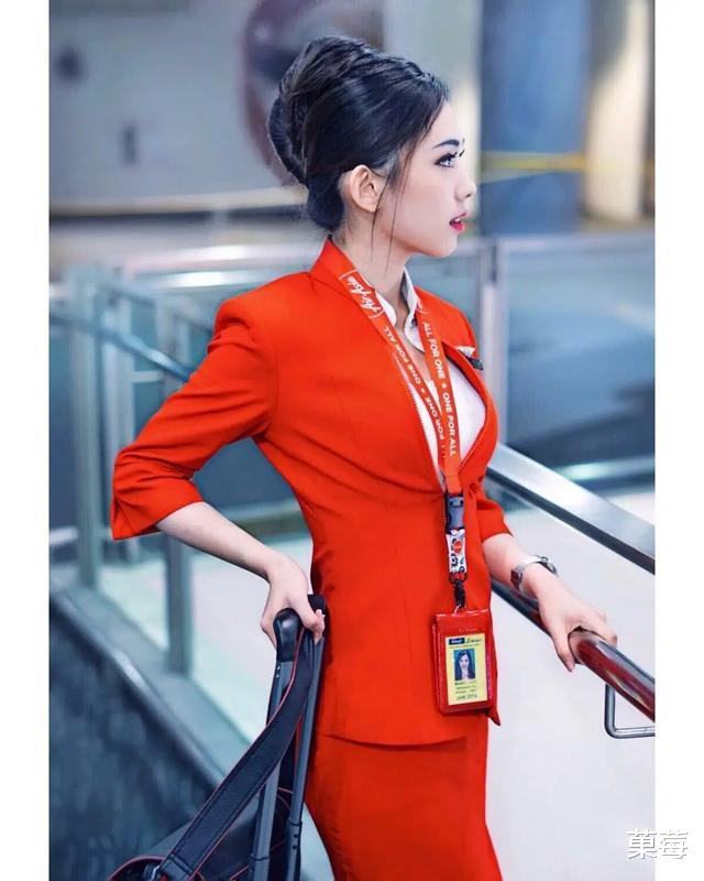 菓莓 亚洲航空美女空姐走红网络，被赞最美空姐，好身材是走红的关键
