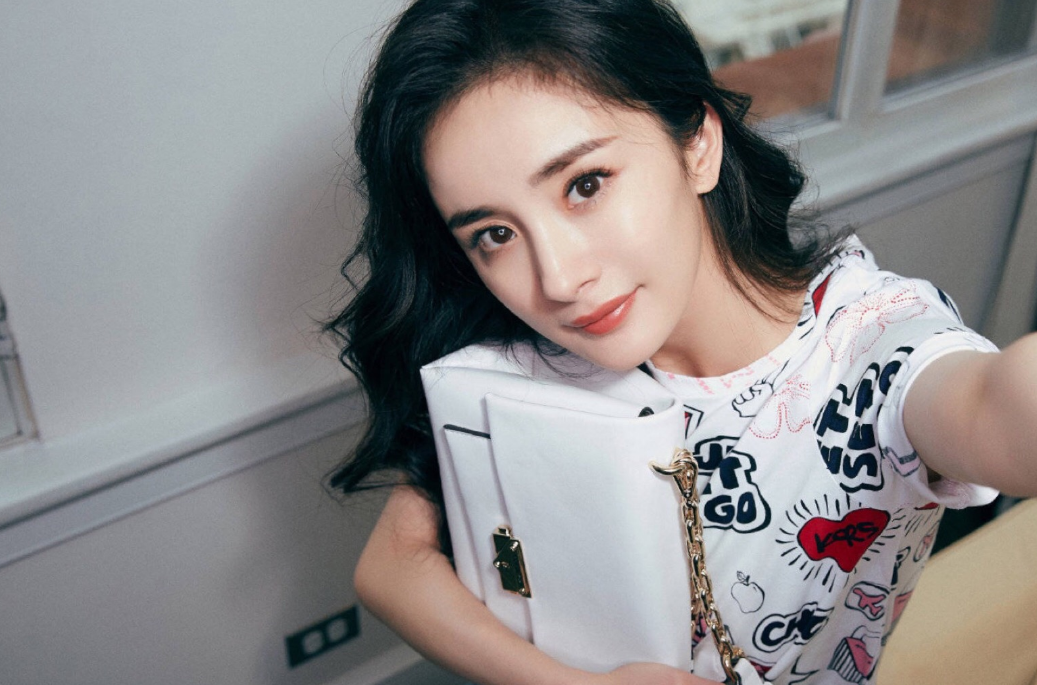 杨幂|杨幂粉丝成导火索！嘉行“奶团”引发市场反弹，迪丽热巴又成焦点