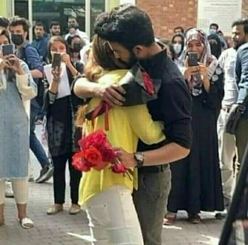 闲聊随心说 女大学生单膝跪地，在校园当众向男友示爱，被开除学籍