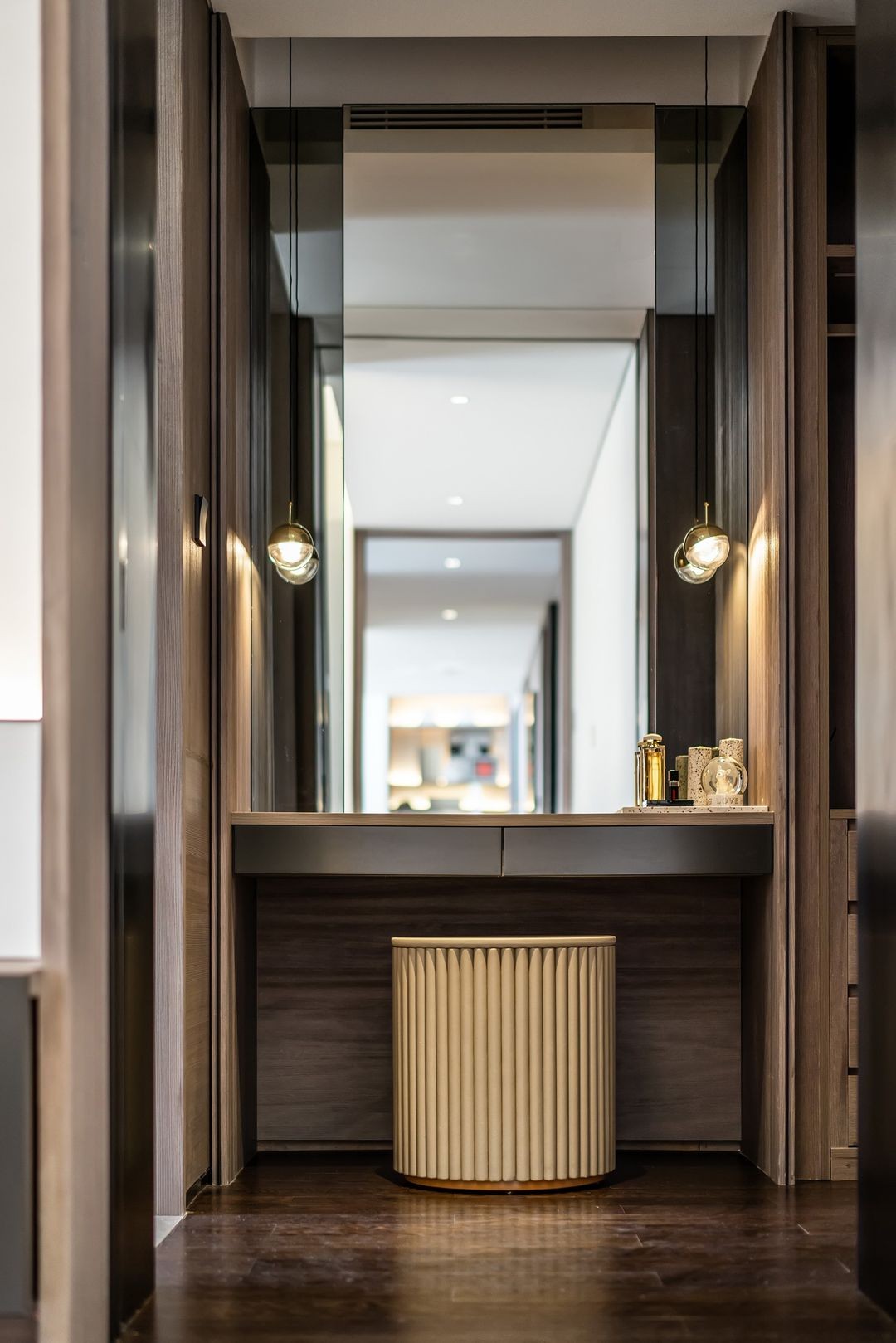 落地窗打通双层空间，开门即是风景，这样的别墅谁能不爱？