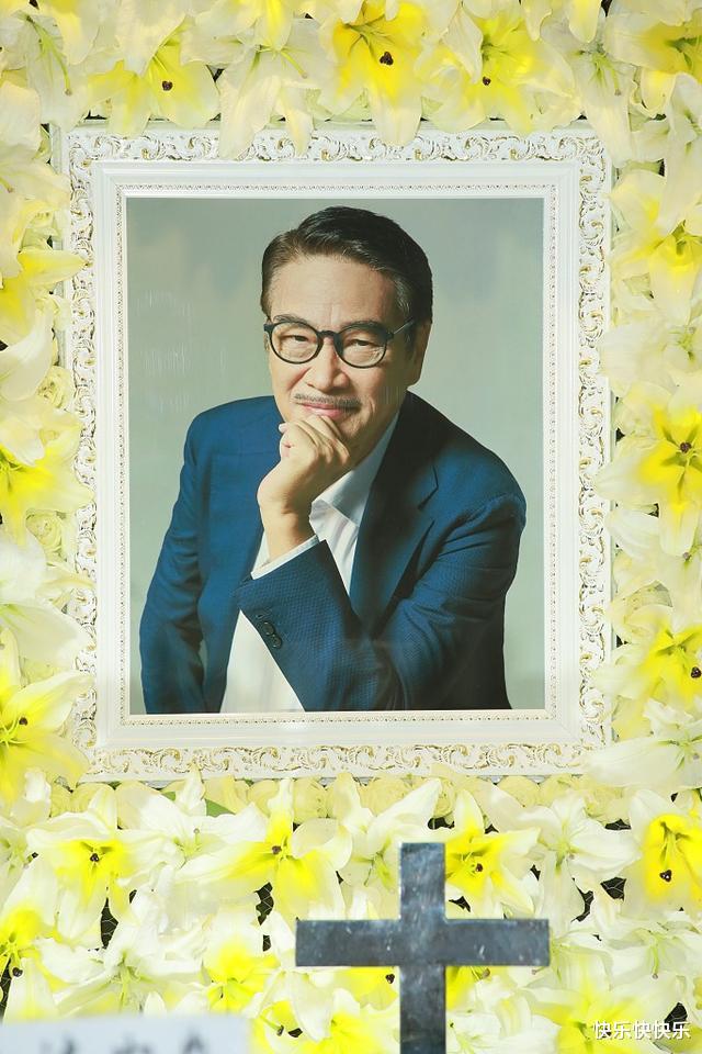 吴孟达|吴孟达双胞胎女儿罕见现身，一位穿卫衣一位穿皮衣，眉眼间像达叔