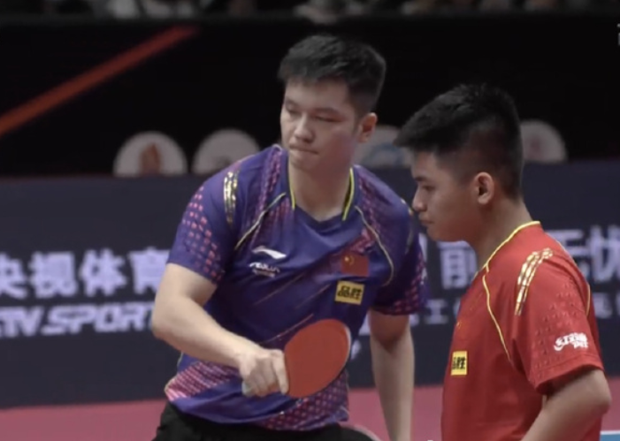 樊振東|被對手當偶像！樊振東笑言有點緊張，秦志戩當場外指導王皓觀戰