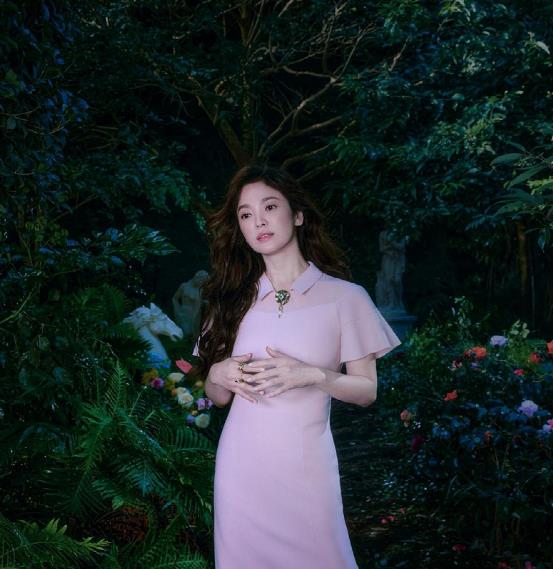 宋慧乔|宋慧乔也是个长腿姐姐！波浪卷发优雅动人，一双美腿特别耀眼