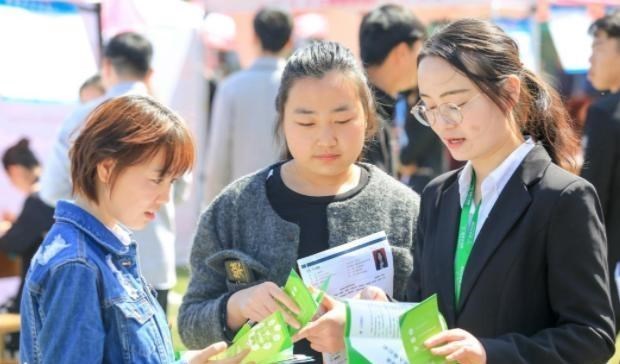 招聘|中铁集团公开招聘，月薪丰厚还包食宿，部分大学生或能优先录取