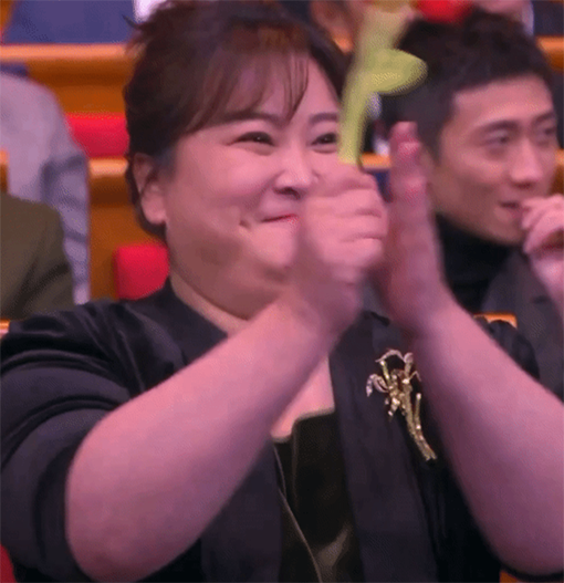 贾玲|与最佳导演处女作奖擦肩而过，贾玲幽默回应：快把袜子给姐套上
