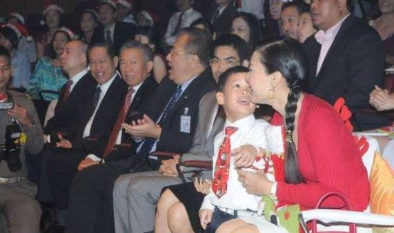 黎姿|提帮功终于出手了！高调晒出自己戴“皇冠”的照片，剑锋直指王位