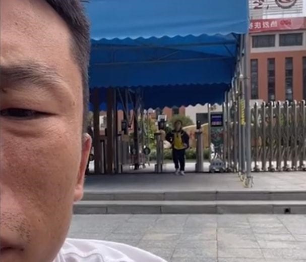 广东一父亲接女儿放学,父女表情走红,网友调侃:留朝商议要事了