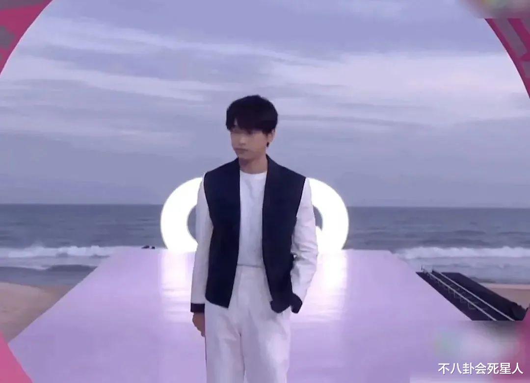 周冬雨|红毯意外状况：白敬亭被吹飞，周冬雨头发糊一脸，她尬出了圈