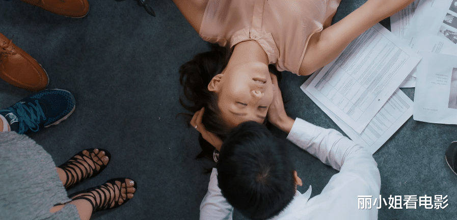 山村老尸|《山村老尸》导演最新恐怖作品，女主超美，可是这依旧只是烂片