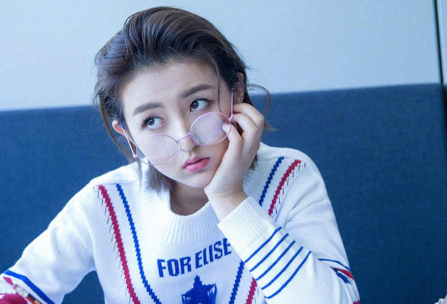 张子枫|张子枫优雅又不失礼貌地向父母要生活费，给00后，提供了新思路